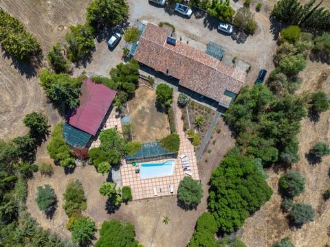 A Herdade das Sesmarias dos Nobres, situada em Grândola e com origens que remontam ao século XV, é uma joia rara no mercado imobiliário. Com 63 hectares de terra virgem e biológica, esta propriedade histórica oferece um potencial excecional para o de...