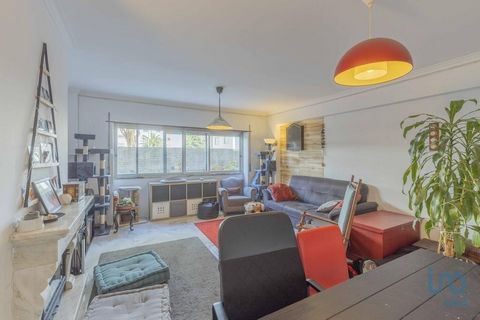 Apartamento T2 em Massamá muito bem localizado e em zona calma Com excelentes áreas e muita luminosidade com acesso a um simpático terraço pela porta da cozinha onde pode aproveitar de um espaço de lazer bastante acolhedor Perto de transportes onde s...