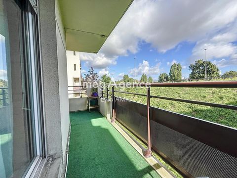 STUDIO AVEC BALCON A 14 MN A PIED GARE DE POISSY