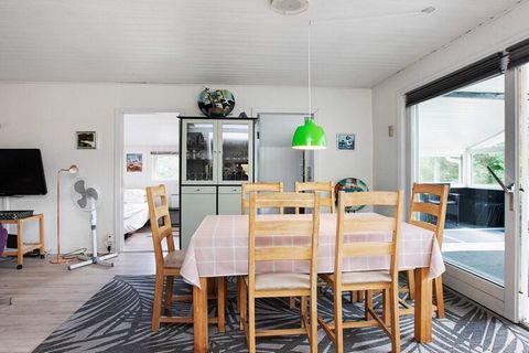 Holiday cottage with outdoor whirlpool and a sauna located in a quiet area in Blåvand. There is an enclosed terrace ob the plot has pelnty of spave for ball games. Here you will also find the outdoor whirlpool, an electric sauna for 4 people and an o...