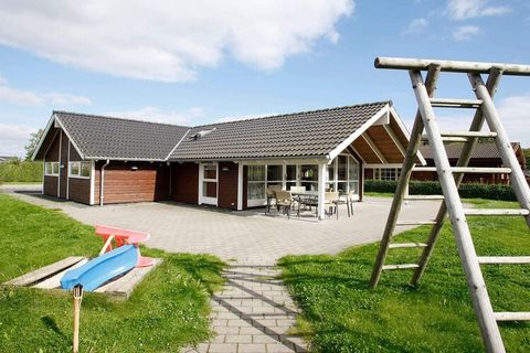 This quality holiday cottage with several interesting details has all the confort you could dream of. Big, elegant window sections permit a lot a natural light to enter creating an open and friendly atmosphere. Possibility to watch a lot of TV channe...