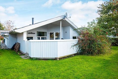 Holiday cottage in a popular holiday area on the coast of Eastern Jutland with the nice, child-friendly sandy beaches. The cottage having 4 good rooms placed in each corner of the cottage and with the living room and kitchen in the centre, is ideal f...