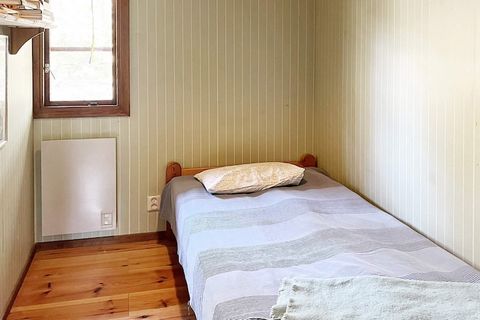 Welcome to beautiful Ornö, one of the largest islands in Stockholm's southern archipelago. In this house you live high up among mountain peaks and pines, with proximity to the beautiful waters of the Baltic Sea. Here there is a bedroom with two beds;...