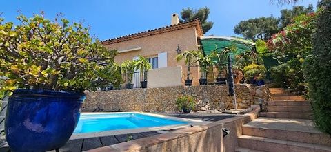 Magnifique villa avec Vue Panoramique Mer et Rade de Toulon située dans un secteur résidentiel et prisé. Venez découvrir cette superbe villa en position dominante, parfaitement entretenue qui conjugue confort, volumes et cadre idyllique. Cette villa ...