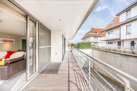 20 m from the dunes/sea with 2 bedrooms - 6 people This spacious, sunny and fashionably furnished apartment in Villa Tinou is located just behind the dunes between Koksijde and Oostduinkerke. The apartment is equipped with every comfort, has WiFi & d...