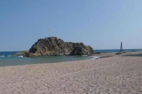 Esta acogedora villa de 5 dormitorios, situada en una tranquila zona residencial a solo 2 km de Blanes, es el refugio perfecto para unas vacaciones familiares en la Costa Brava. Con una capacidad máxima de 10 huéspedes, la propiedad ofrece un espacio...