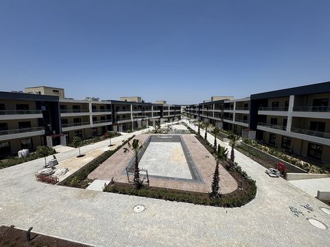 Woningen in een beveiligd complex dichtbij de luchthaven in Gaziemir İzmir De eigendommen zijn gelegen in Gaziemir, İzmir. Gaziemir, waar de luchthaven Adnan Menderes zich bevindt, staat bekend om de meest ontwikkelde beursterreinen, industriële en c...