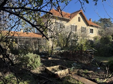 Apt 800m van de Cv - Dit burgerlijke dorpshuis uit het einde van de 19e/begin 20e eeuw is gelegen in een rustige omgeving en niet over het hoofd gezien, dicht bij alle voorzieningen te voet; De bewoonbare oppervlakte is 171m2 verdeeld over het hoofdg...