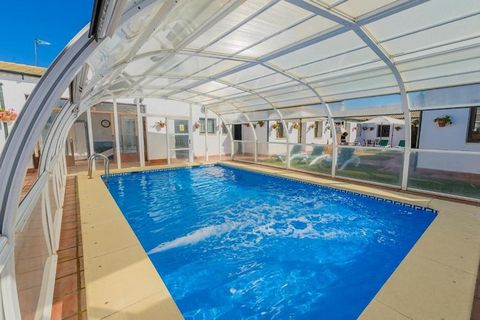 Este encantador estudio, con capacidad para hasta 5 personas, se centra en su fantástica **piscina privada**, un verdadero punto culminante. Cubierta durante todo el año para disfrutarla en cualquier época del año, se puede abrir fácilmente durante l...