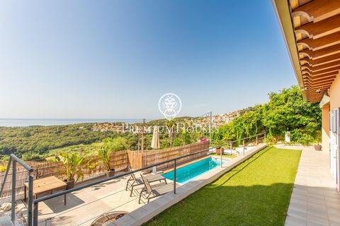 We present this four-storey house with impressive sea views, with its own swimming pool, located in Vistamar, one of the best residential areas of Sant Cebrià de Vallata. The house is distributed over two floors. The first floor consists of a bright ...