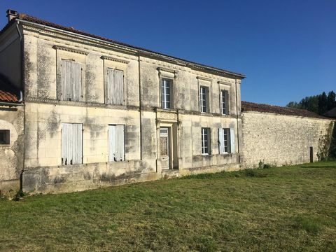 Maison de Maître à finir rénover, dépendances, vue dégagée