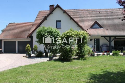très belle maison traditionnelle au milieu d'un parc arboré avec piscine et terrain de pétanque