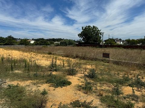 Terreno para construção em zona central, na freguesia do Troviscal. Plano, com boa exposição solar, em zona de moradias unifamiliares. Possibilidade de construção de mais do que uma moradia (máx. 4)