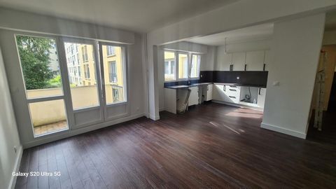 A Saint-Maur-des-Fossés Appartement T2, 56 m2, un séjour donnant sur un balcon REFAIT à NEUF