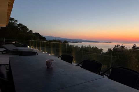 Nestled in the beautiful Corsican countryside, Casa Trè Fari is located near Porto Vecchio and is the ideal starting point for unforgettable excursions. The famous beaches of Palombaggia and Santa Giulia with their fine sand and crystal-clear water a...