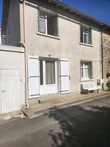 Charroux - Belle maison en ville avec trois chambres garage et cour -location ou maison de vacances