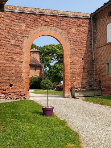 45 ' Blagnac .Château , grandes dépendances , 2.1 Ha .
