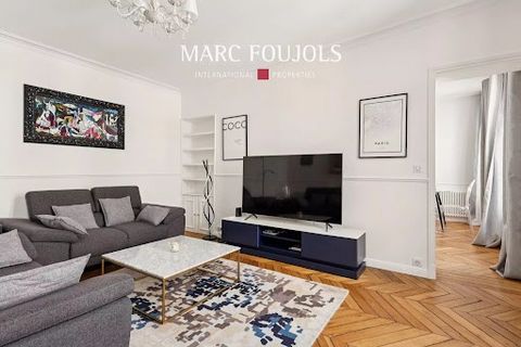 Au cœur du Triangle d'Or idéalement situé sur la prestigieuse avenue Montaigne cet élégant appartement de 81 m² entièrement rénové et meublé se trouve au 3eme étage au calme sur cour et sans vis a vis d'une belle copropriété sécurisée. Il dispose d'u...