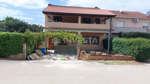 In de directe nabijheid van het centrum van Poreč wordt een twee-onder-een-kapwoning verkocht met twee wooneenheden, met een totale oppervlakte van 260 m². Op de begane grond bevindt zich een appartement van 87 m² bestaande uit een hal, twee slaapkam...