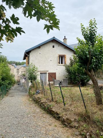 Charmante maison en pierre au cœur d’un hameau avec jardin
