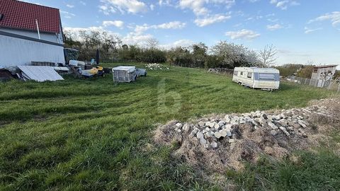Dit idyllische woonperceel biedt u de perfecte gelegenheid om uw droom om op het platteland te wonen te realiseren. Omgeven door pittoreske weiden en glooiende heuvels kunt u hier genieten van rust en pure natuur. De woning biedt voldoende ruimte voo...