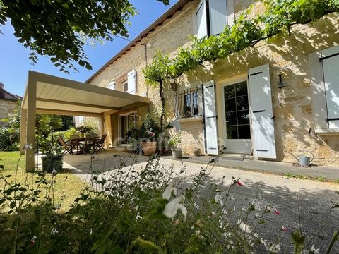 Dpt Dordogne (24), à vendre maison P8 de 292,68 m² - Terrain de 1 777,00 m²
