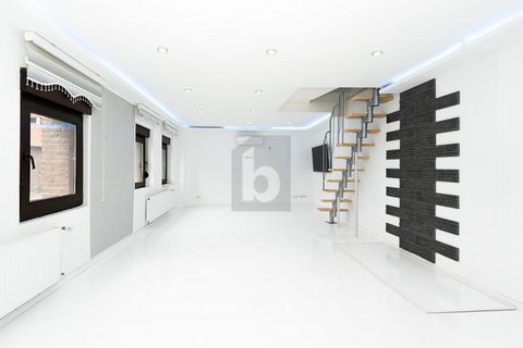 Cette maison jumelée modernisée à Jüchen offre l’espace de vie idéal pour les célibataires ou les couples avec 3 chambres sur 71 m² de surface habitable et un terrain de 58 m². La propriété a été entièrement rénovée en 2019 et équipée d’un système de...