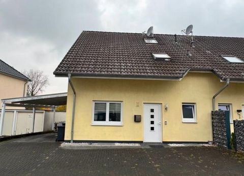 Cette maison jumelée sans obstacle construite en 2006 est idéale pour les personnes à mobilité réduite ou les personnes âgées qui souhaitent passer leur retraite dans le calme, la sécurité et le confort. Avec une surface habitable généreuse de 180 m²...