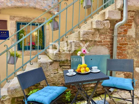 ISTRIË, ROVINJ - Charmante studio op een uitstekende locatie!! DUX Real Estate presenteert u een prachtige studio in het hart van Rovinj. De studio van 29 m² bestaat uit: - woon-/slaapkamer met eettafel - volledig uitgeruste keuken - badkamer Het int...