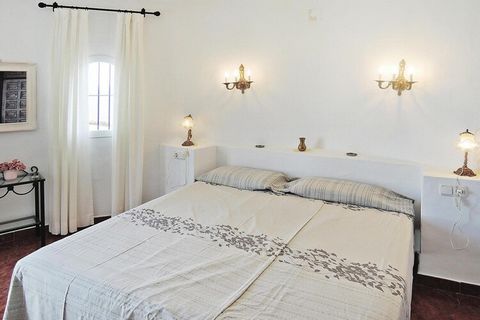 Beautiful villa with private pool in a fantastic panoramic position and fantastic views of the sea and Salobreña. The house on the 1,200 m² natural plot offers plenty of space for a relaxing holiday. With about 12,000 inhabitants, the relaxed coastal...