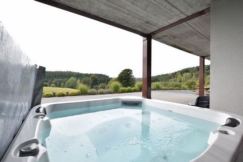Dit vakantiehuis in de Ardennen heeft 5 slaapkamers. Het is ideaal voor een groep natuurliefhebbers die wil genieten van een uniek uitzicht op de omliggende velden. De huiseigenaren, die iets verder in het dorp wonen, bezitten een boerderij. Met een ...
