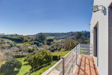 Think of Space and Quality of Life in a rustic Zone, with landscapes to take away the breath and completely unobstructed view. Located just 30 minutes from Lisbon and built in 2007, we find this 3+1 Bedroom Villa inserted in a plot of 2000 m2 with nu...