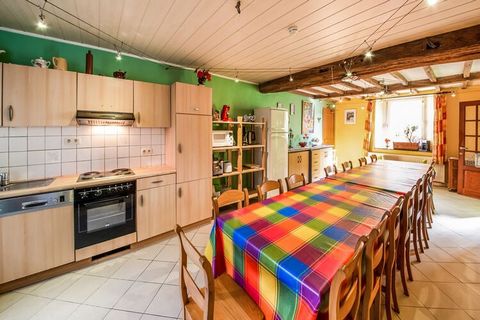 Con 6 habitaciones y una terraza para permanecer con una bebida fresca, esta casa de vacaciones típica de Ardenas se encuentra en Awenne (Saint-Hubert). La casa de vacaciones es perfecta para una gran familia de 15 personas o 2-3 familias más pequeña...