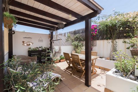 In one of the most beautiful areas of Corralejo, a very quiet area just a few minutes' walk from the main street of Corralejo, the beach and a few minutes from the Dunes Natural Park, this 170mq villa is located that has 4 bedrooms, 4 bathrooms, livi...