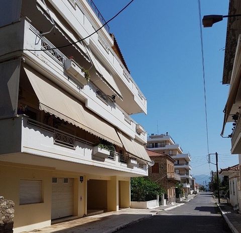 Se vende un apartamento en Kyparissia (Messinia) en un barrio tranquilo, junto al mar, 91 metros cuadrados, 1o, 2 dormitorios, construido en '97, baño, cocina de planta abierta, calefacción autónoma, aire acondicionado, puerta de seguridad, toldos, j...