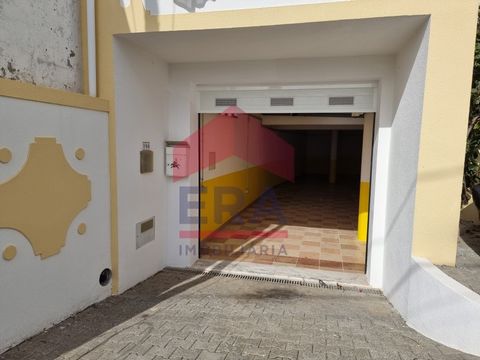 118 sq.M warehouse in a residential area of ??Gaeiras, in the basement of a residential building divided between a large area of ??75 sq.M and two other divisions, one with 13.20 sq.M and the other with 13 sq.M and a bathroom. Located 5 minutes from ...