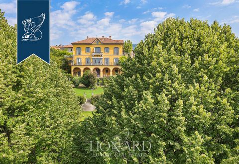 A quelques kilomètres de Lecco, en position dominante sur les collines de la célèbre Brianza, cette splendide villa historique à vendre est située dans un espace vert protégé par le WWF, avec une vue panoramique spectaculaire. La prestigieuse proprié...