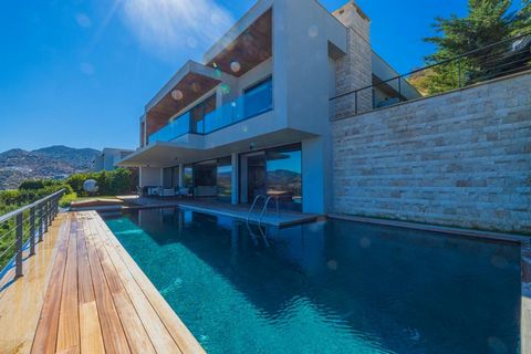 BODRUM YALIKAVAKTA RIGHT IN THE CENTER Detached villa 5 Bedrooms 2 living rooms 6 bathrooms 1 kitchen 800m2 plot 620m2 net usage area Parking garage Detached Pool Central Location  