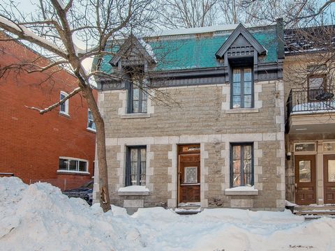 This two-storey single-family home, located a street crossing from Lafontaine Park, is an exception on the Plateau Mont-Royal. With 4 bedrooms upstairs, a friendly living area on the ground floor, a fenced courtyard and a unique character, this prope...