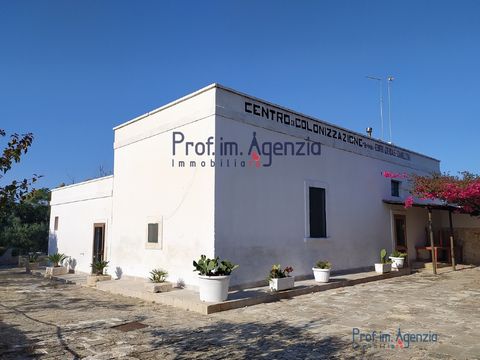 Interesting masseria for sale in the countryside of Carovigno, the City of Nzegna, located in a quiet and reserved area, between the hamlet of Serranova and the Torre Guaceto nature reserve. The property consists of a main building with 5 rooms with ...