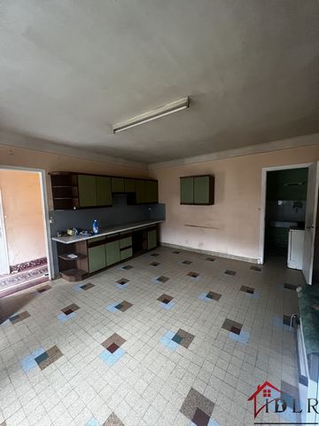 This bright village house offers a living area of 130M2 on a plot of 1200m2 with functional well, comprising on the ground floor a kitchen, a double living room, shower room with toilet, cellar, boiler room, laundry. The floor serves two bedrooms and...