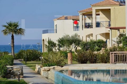 Diese 1-Zimmer-Wohnung direkt am Meer zum Verkauf in Platanias Chania Kreta befindet sich direkt am Strand von Pyrgos Psylonerou, mit Blick auf das kretische Meer und die Berge. Es befindet sich im ersten Stock eines Komplexes direkt am Meer mit eine...
