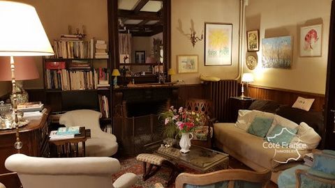 Rare and very pretty authentic 18th century bourgeois house offering a lot of character in a fully enclosed and wooded park. It is located in the heart of the beautiful village of Saint Saturnin, which was the residence of the barons of the Tour d'Au...