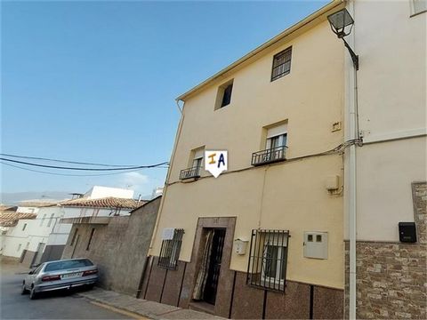 Cette maison de ville de 264 m2 est située dans le village espagnol blanchi à la chaux de Valdepenas de Jaen, au cœur de la Sierra Sur, à proximité du célèbre Castillo de Locubin, dans la province de Jaen, en Andalousie, en Espagne. La propriété réno...