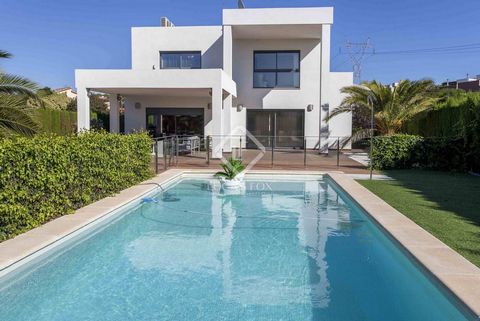 This villa of 452 m² is built on a plot of 874 m² in the sought after community of Torre en Conill. The house was built in 2008 using high quality materials. A large hall welcomes us into this incredible property, from which we access the spacious li...