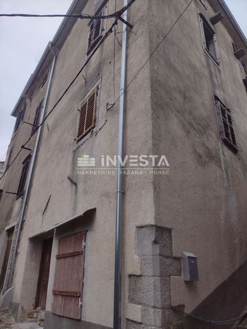 A house for sale in the old town center of Motovun. The house has a total area of about 220 m2 and is spread over the ground floor, first, second floor and high attic. The roof has been completely renovated, while the interior must be completely reno...