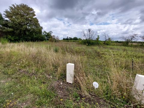 Plot of land in the countryside close to shops and town centre. No services on plot except electricity. Flat land with one tree (peach) and in a peaceful location. Price including agency fees : 57.000 € Price excluding agency fees : 51.000 € Buyer co...
