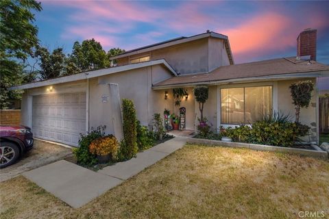 Great neighborhood, located in a cul-de-sac, close to community pool area. Make this your dream home with a little TLC its perfect for a growing family. Very close to Transportation, Restaurants and entertainment. Same owner for the past 16 years, du...