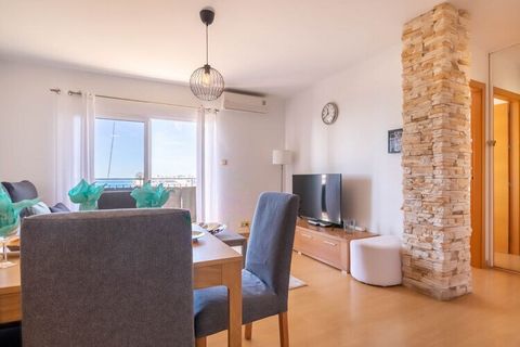 Apartment in one of the best areas of Fuengirola! This property is located a few meters from the beach, surrounded by supermarkets and the best restaurants in town, shops, entertainment and next to the historic center. It has two bedrooms with a doub...