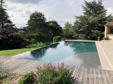VOUSAMOI invites you to discover this superb villa T7 in R + 1, located in the very sought after town of Vieille-Toulouse. This residence of 288 m² of living space was completely renovated in 2016, with high quality materials, still under ten-year wa...